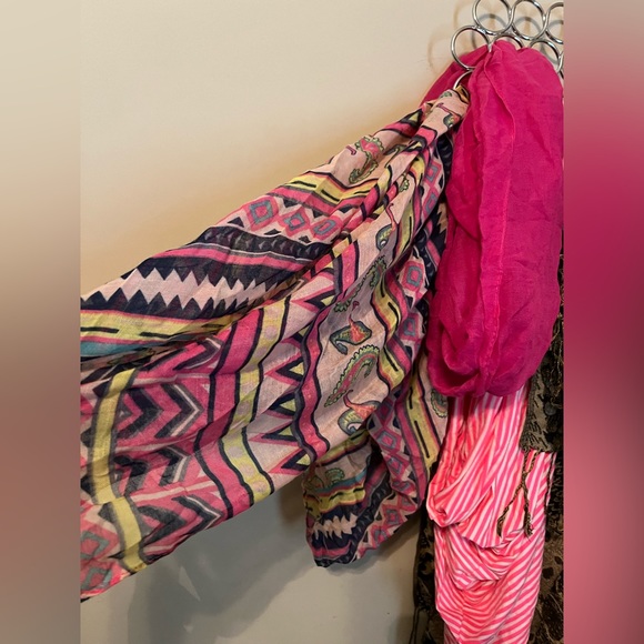 Set of 7 Scarfs and a Scarf Hanger - Picture 3 of 9